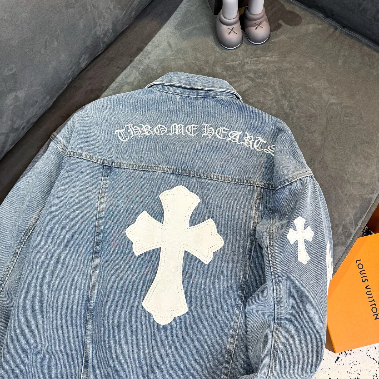 P270 Chrome/Hearts Chrome/Hearts Sanskrit embroidered cross-paved leather denim jacket. The whole piece of clothing is really heavy-duty. It is made of denim denim imported from Japan. It is washed after the finished product. The loss rate is very high. The overall distressed craftsmanship has a stylish upper body. The classic Sanskrit embroidery design on the back. The Behringer embroidery machine is precise and three-dimensional because of the old craftsmanship. From the hardware to the three labels, all molds are re-opened and made to order. 100% restored craftsmanship. Including the silver thread anti-counterfeiting, all are redone this year. All cross leathers are laser aligned. The leather difference is definitely not the same as the super fiber leather on the market. It uses this year’s new sheep leather. The finished embroidery guarantees the overall quality❗️ Color: light blue Size: S M L XL